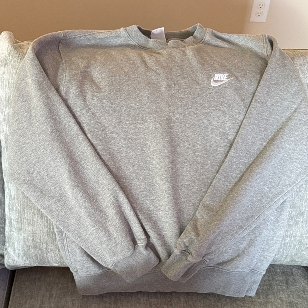 Gray Nike crew neck sweatshirt in Small. Still has lots of life- in great shape!